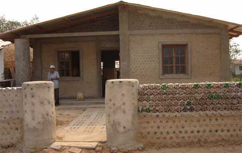 Дом из бутылок Дом из бутылок