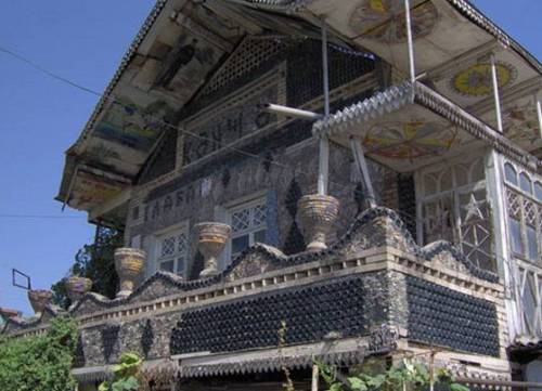 Дом из бутылок Дом из бутылок