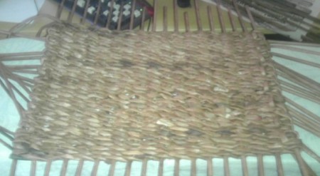 Как сделать (сплести) корзину для белья своими руками из свернутых в трубку газет Как сделать (сплести) корзину для белья своими руками из свернутых в трубку газет