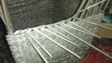 Как сделать (сплести) корзину для белья своими руками из свернутых в трубку газет Как сделать (сплести) корзину для белья своими руками из свернутых в трубку газет