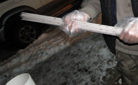 Как сделать (сплести) корзину для белья своими руками из свернутых в трубку газет Как сделать (сплести) корзину для белья своими руками из свернутых в трубку газет