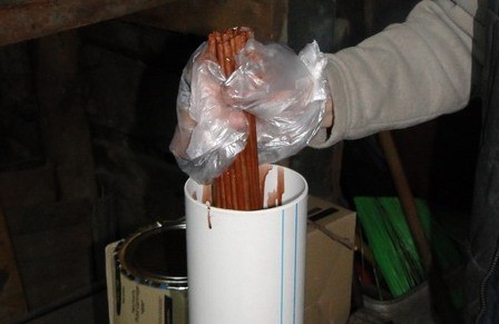 Как сделать (сплести) корзину для белья своими руками из свернутых в трубку газет Как сделать (сплести) корзину для белья своими руками из свернутых в трубку газет