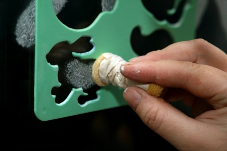 Рисунки на стеклах окон (зеркалах) своими руками с помощью зубной пасты Рисунки на стеклах окон (зеркалах) своими руками с помощью зубной пасты