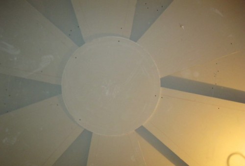 Двухуровневый потолок из гипсокартона в детской комнате «Солнышко»