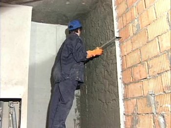 Последний слой выравнивается правилом которое перемещается сверху вниз или наоборот, что не принципиально, по направляющим профилям. Последний слой выравнивается правилом которое перемещается сверху вниз или наоборот, что не принципиально, по направляющим профилям.