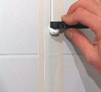 Как сделать невидимой щель между кафельной плиткой на люке и стене Как сделать невидимой щель между кафельной плиткой на люке и стене