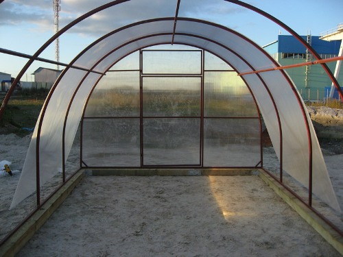 Листы поликорбоната начинайте накладывать с одной из сторон Листы поликорбоната начинайте накладывать с одной из сторон