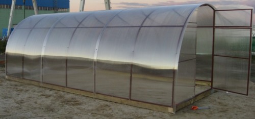 После того как теплица зашита поликорбонатом, остаются мелочи: крючки на двери, защелки на форточки, проверка соединений После того как теплица зашита поликорбонатом, остаются мелочи: крючки на двери, защелки на форточки, проверка соединений